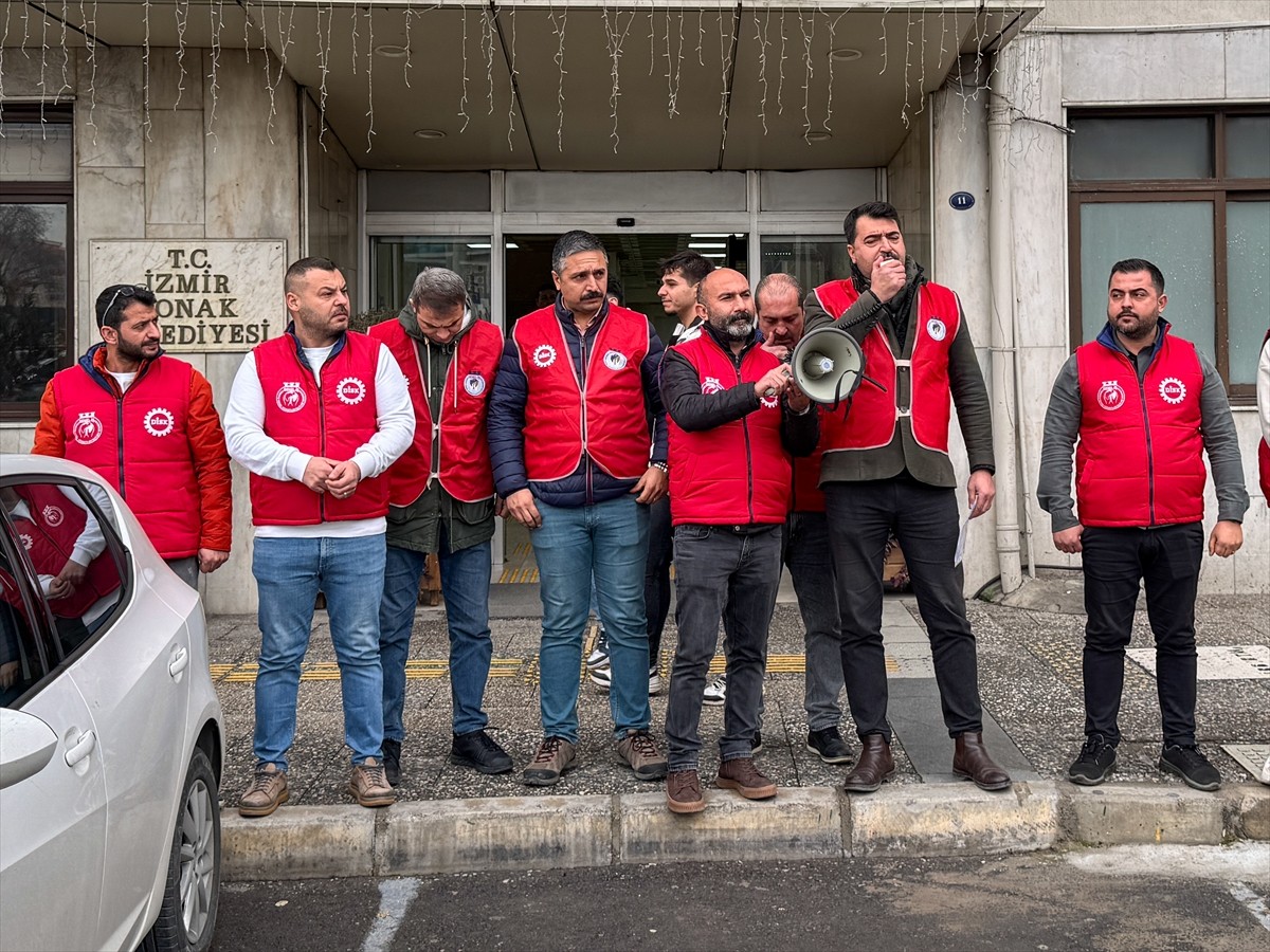 İzmir'de maaşlarının eksik yattığını belirten Konak Belediyesi çalışanları, "uyarı eylemi"...