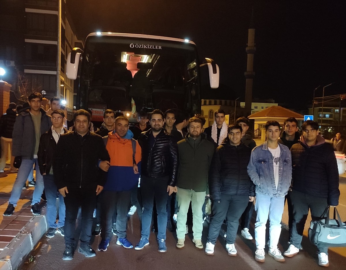 İzmir'de Milli İrade Platformu çatısı altında bir araya gelen sivil toplum kuruluşlarından (STK)...