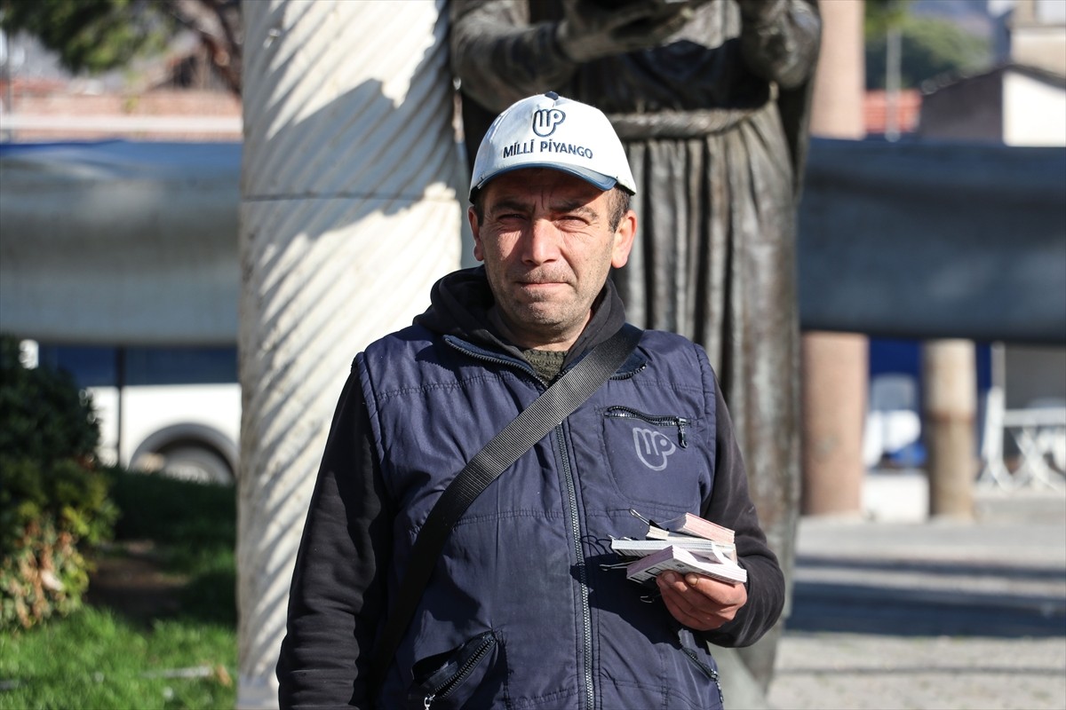 İzmir'de, Milli Piyango tarafından düzenlenen yılbaşı özel çekilişinde büyük ikramiyenin isabet...