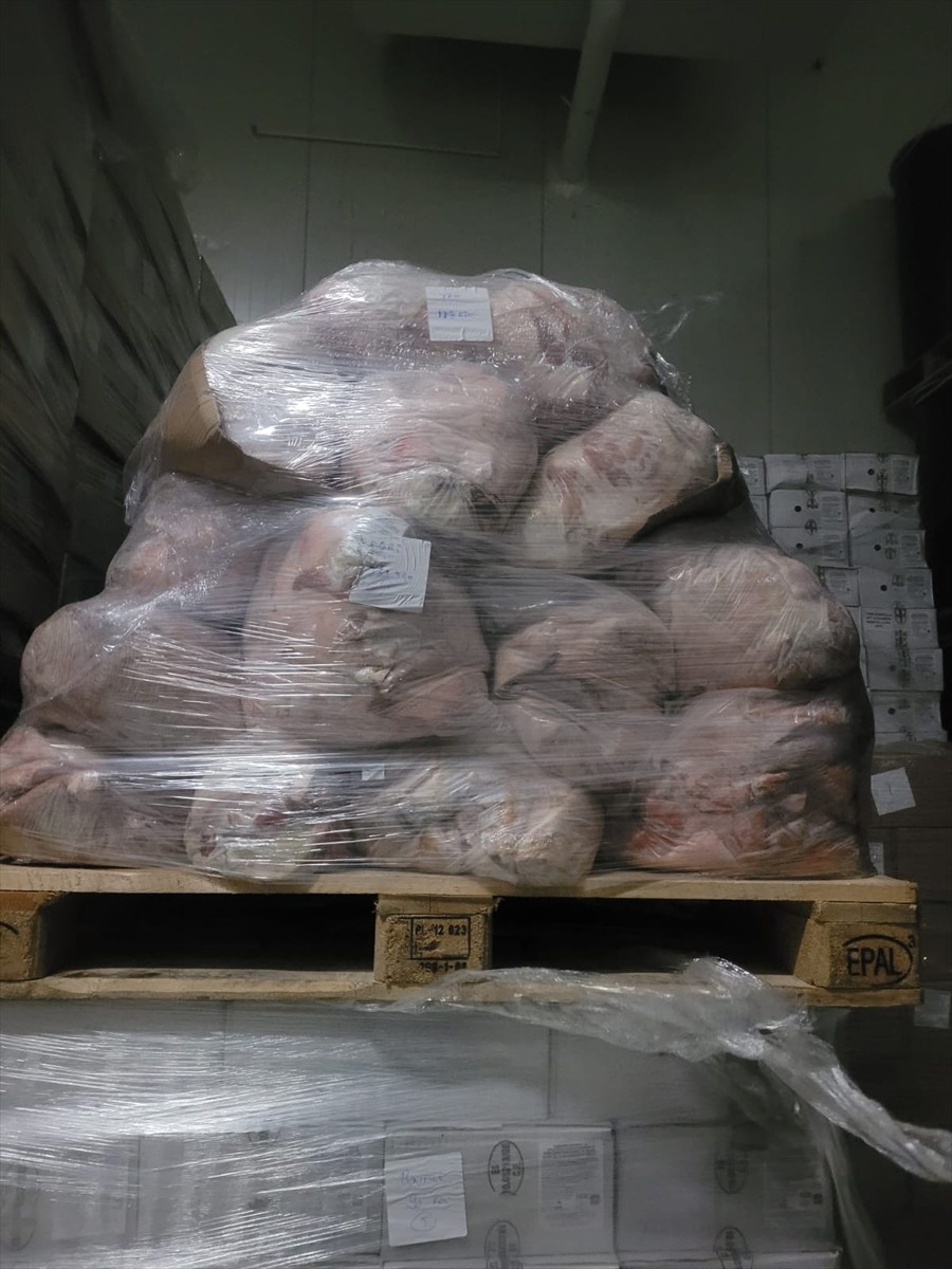 İzmir'de son kullanma tarihi geçmiş, etiketsiz ve tüketilmeye uygun olmayan ürünleri bulunan 28...