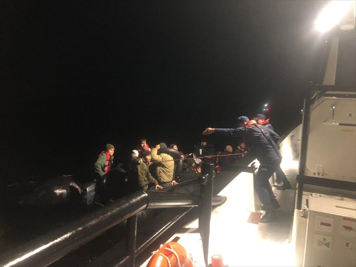 İzmir'in Çeşme ve Foça ilçeleri açıklarında Yunanistan unsurlarınca Türk kara sularına itilen can...