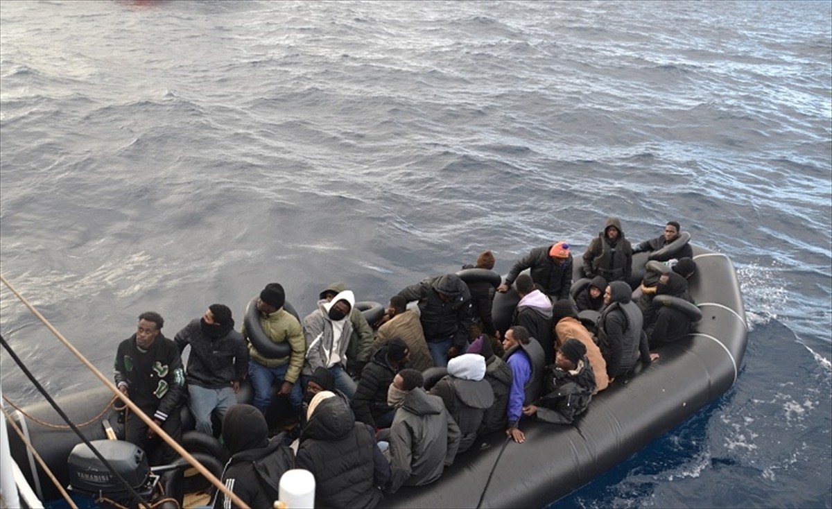 İzmir'in Çeşme ve Foça ilçeleri açıklarında Yunanistan unsurlarınca Türk kara sularına itilen can...