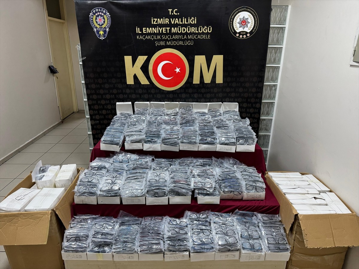 İzmir'in Karşıyaka ilçesinde 14 bin gümrük kaçağı gözlük ele geçirildi, 1 kişi...
