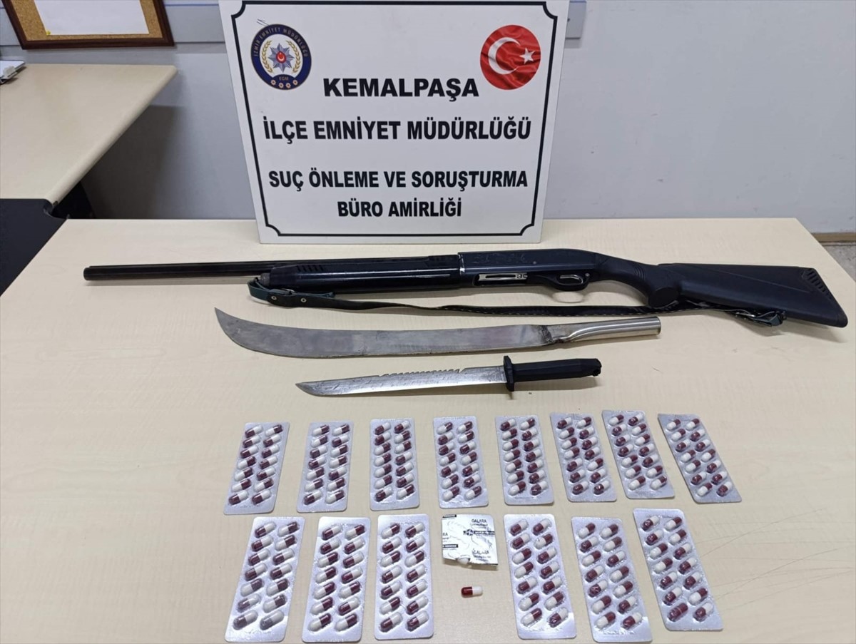 İzmir'in Kemalpaşa ilçesinde uyuşturucu ticareti yaptıkları iddiasıyla gözaltına alınan 3 zanlıdan...