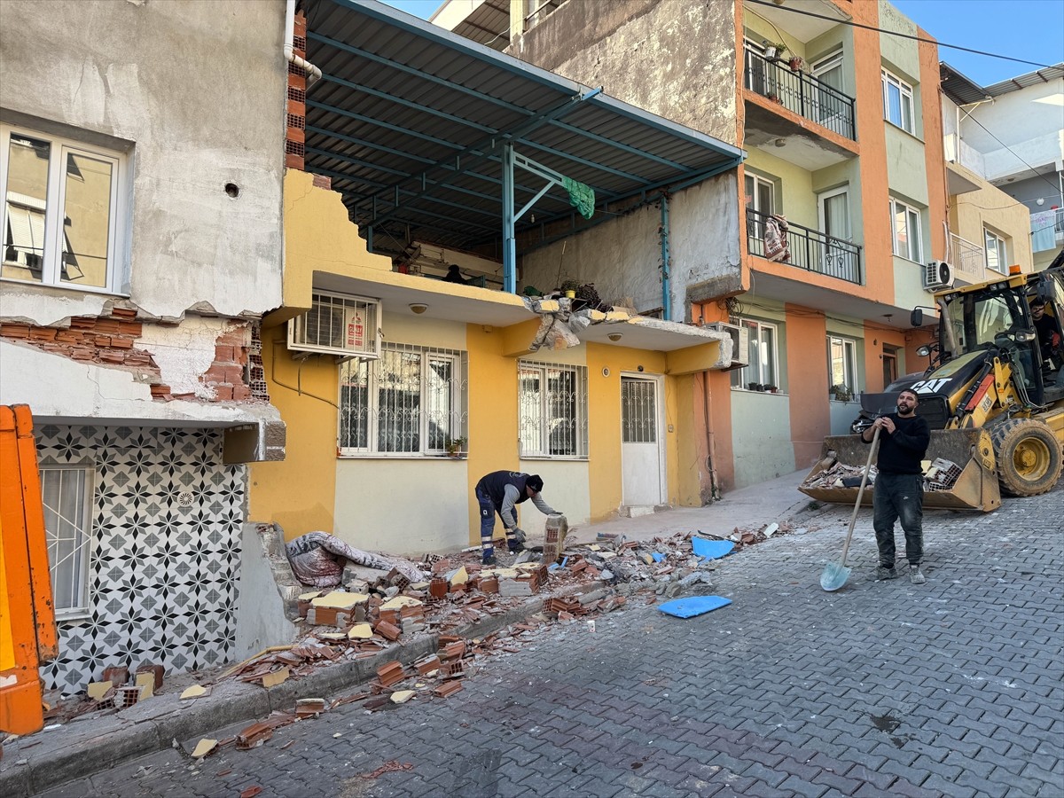 İzmir'in Konak ilçesinde freni boşalan kamyonun çarptığı ev ve park halindeki iki araçta hasar...