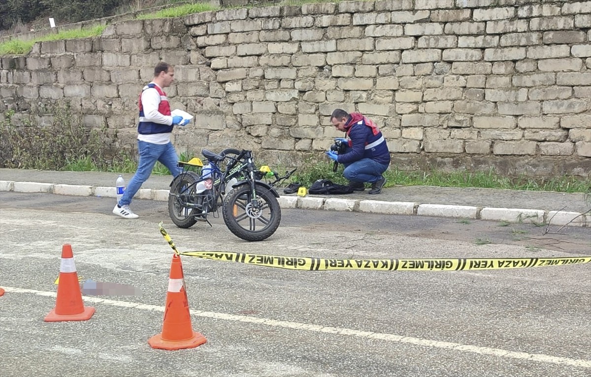 İzmir'in Ödemiş ilçesinde istinat duvarını aşarak yola düşmesi sonucu ağır yaralanan bisikletli...