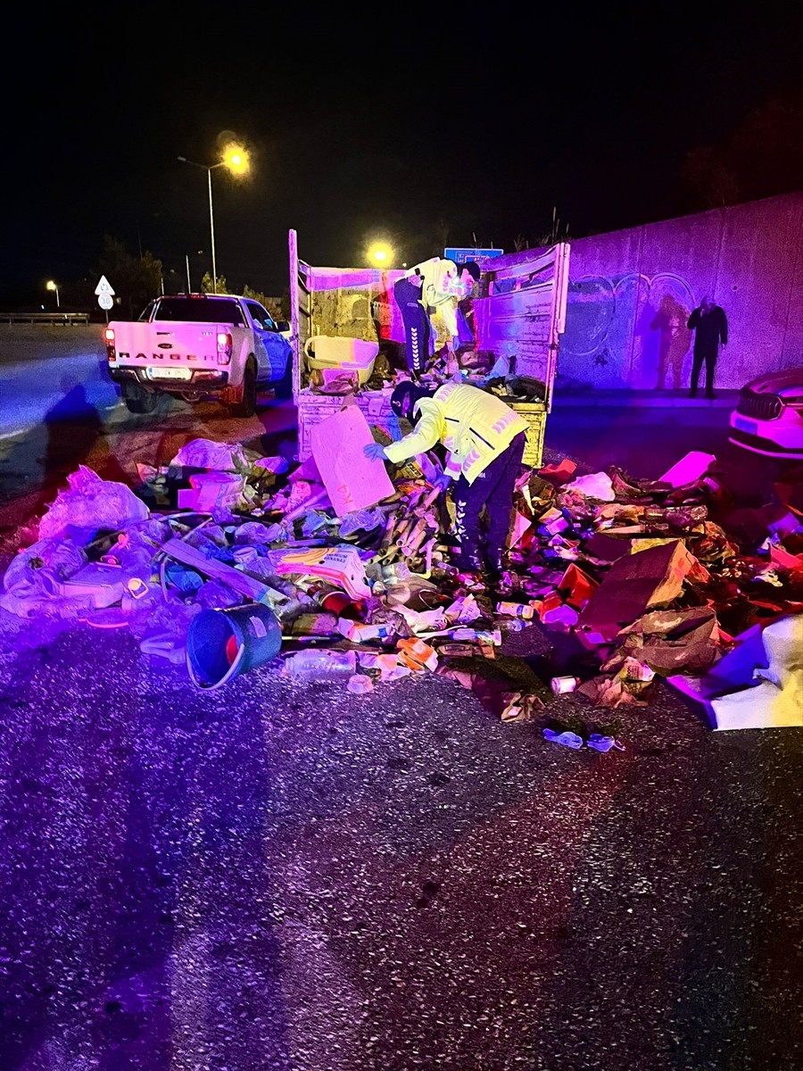  İzmir'in Urla ilçesinde, kamyonunun kasasındaki çöplerin arasında 1,5 kilogram uyuşturucu madde...