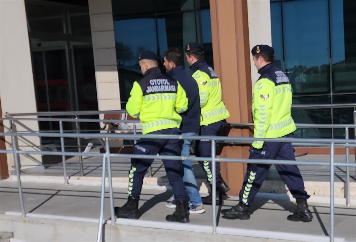  İzmir'in Urla ilçesinde, kamyonunun kasasındaki çöplerin arasında 1,5 kilogram uyuşturucu madde...