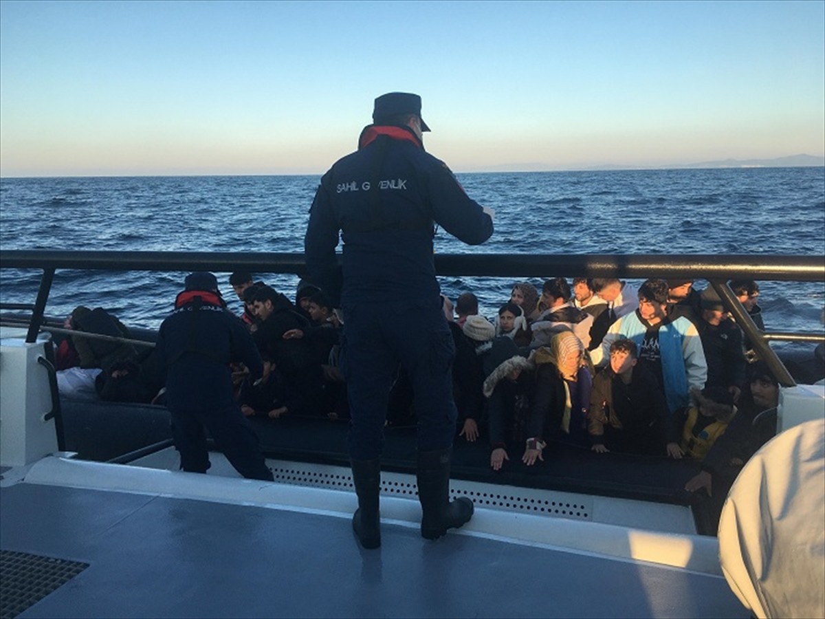 İzmir açıklarında 73 düzensiz göçmen kurtarıldı, 155 düzensiz göçmen ile ülkeyi yasa dışı yollarla...