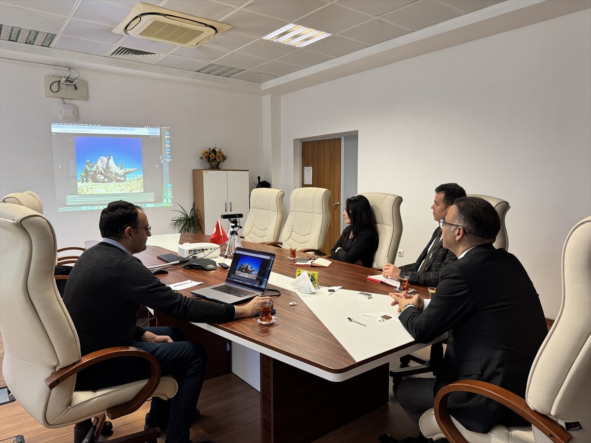 İzmir İl Milli Eğitim Müdürü Ömer Yahşi (sağda), Anadolu Ajansının (AA) gözünden 2024'e damga...