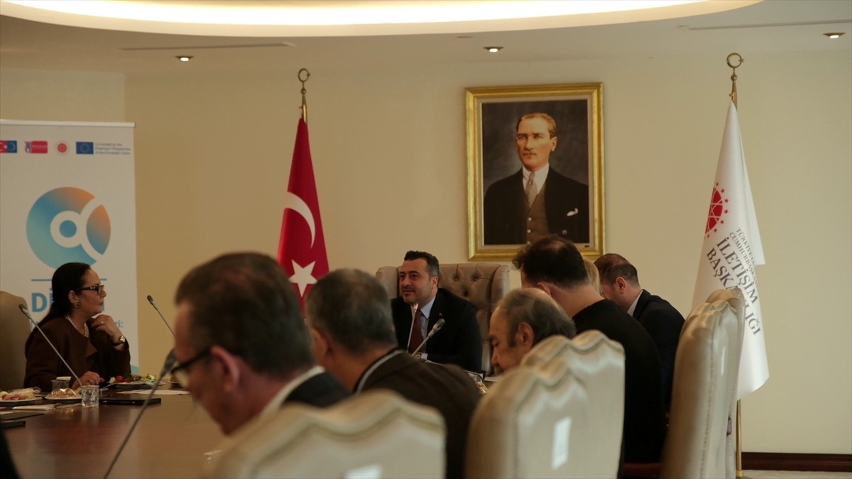 İzmir ve Manisa'da öğrenim gören iletişim fakültesi öğrencilerine yönelik Dijital Medyanın...