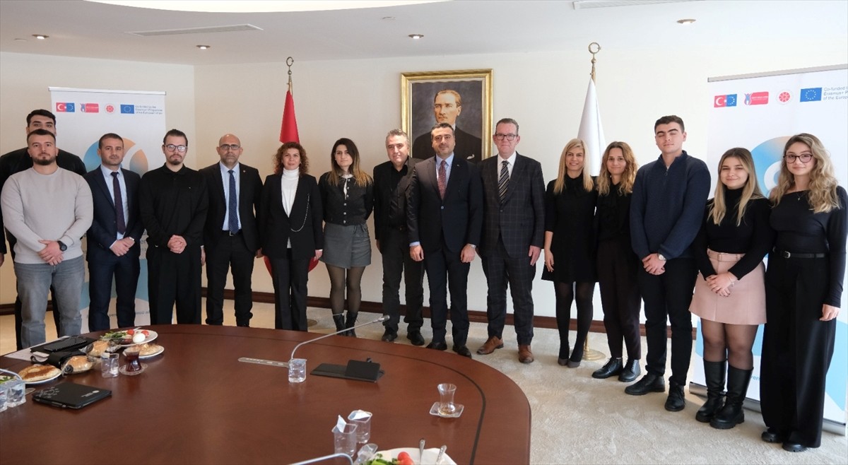 İzmir ve Manisa'da öğrenim gören iletişim fakültesi öğrencilerine yönelik Dijital Medyanın...