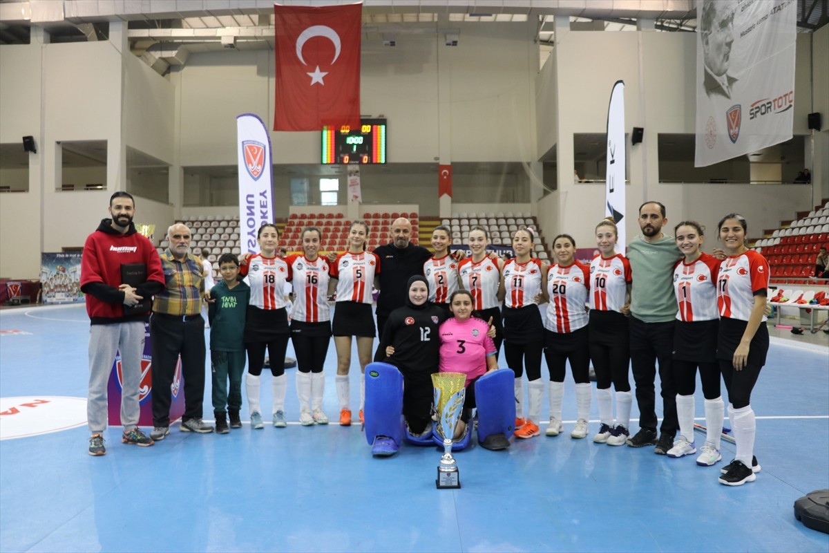 Kadınlar Salon Hokeyi Süper Lig Süper Final müsabakasında Gaziantep Polisgücü'nü şut aut ile yenen...