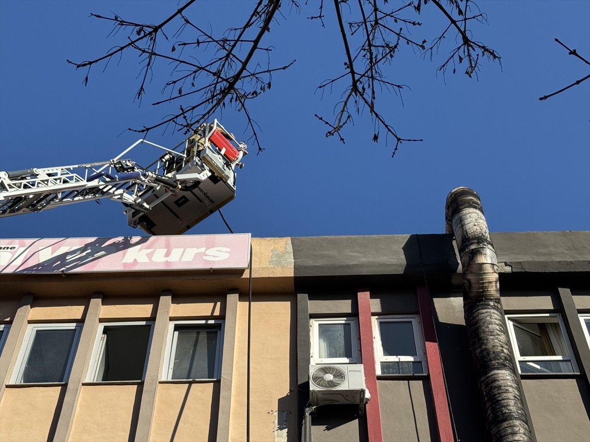 Kağıthane'de 4 katlı binanın dış cephesinde çıkan yangın itfaiye ekiplerince...