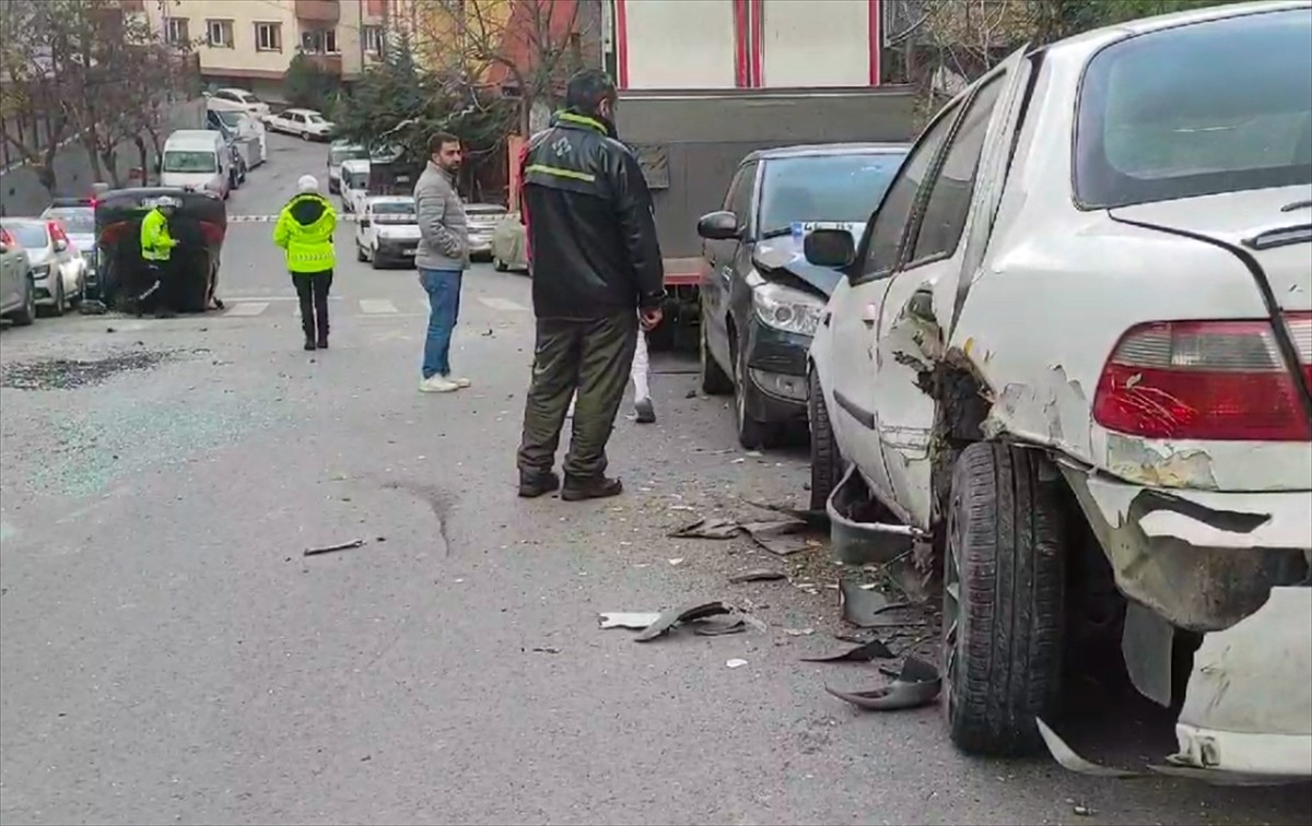 Kağıthane'de, park halindeki 6 araca çarpan otomobilin sürücüsü yaralandı.
