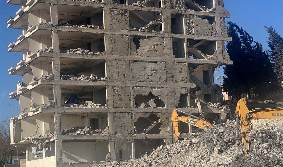 Kahramanmaraş'ta 6 Şubat 2023'teki depremlerde hasar gören binaların yıkımı devam ediyor.