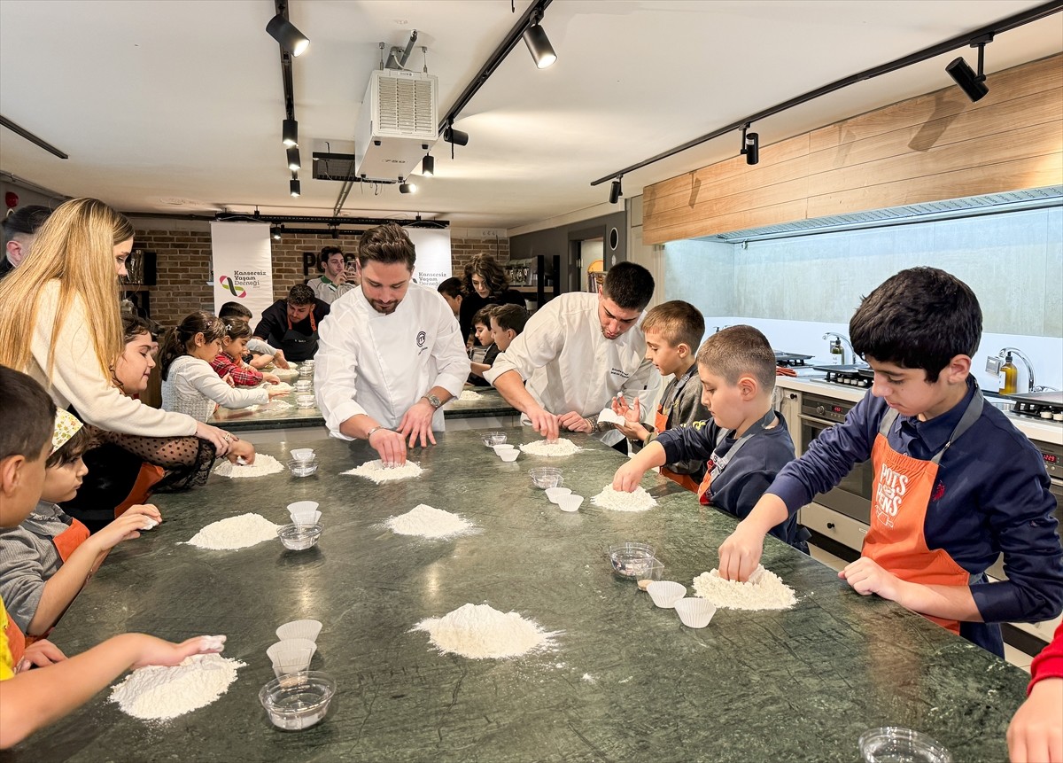 Kansersiz Yaşam Derneğinin düzenlediği etkinlikte kanser tedavisi gören çocuklar ünlü şeflerle...