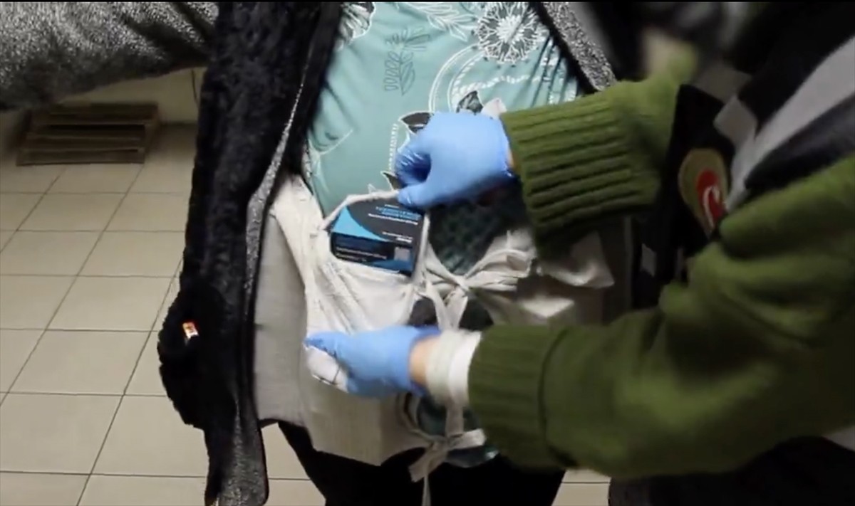 Kapıkule Sınır Kapısı'nda, yurda giriş yapmak isteyen bir kadın yolcunun üzerinde 5 bin 148 kaçak...