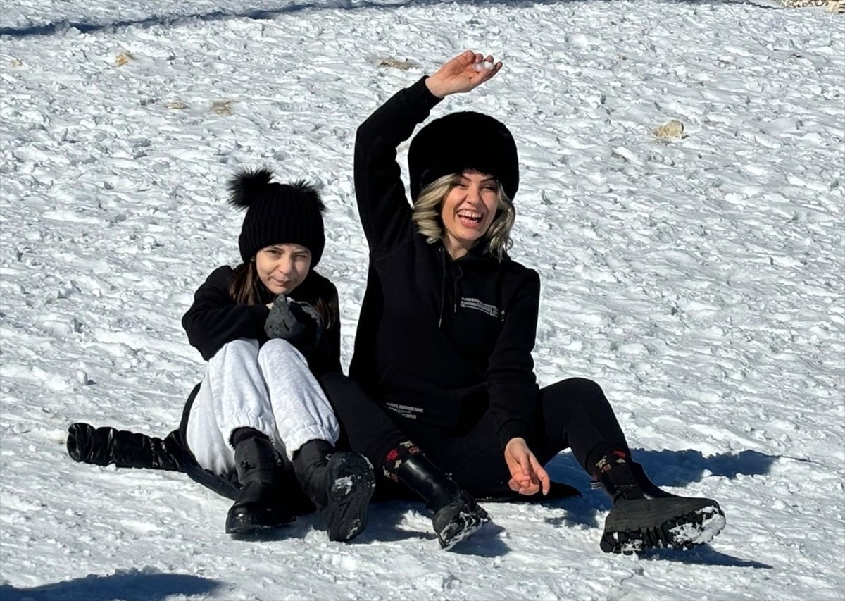 Karabük'ün yüksek kesimlerinde başlayan sağanak, yerini kar yağışına bıraktı. Yağışın ardından...