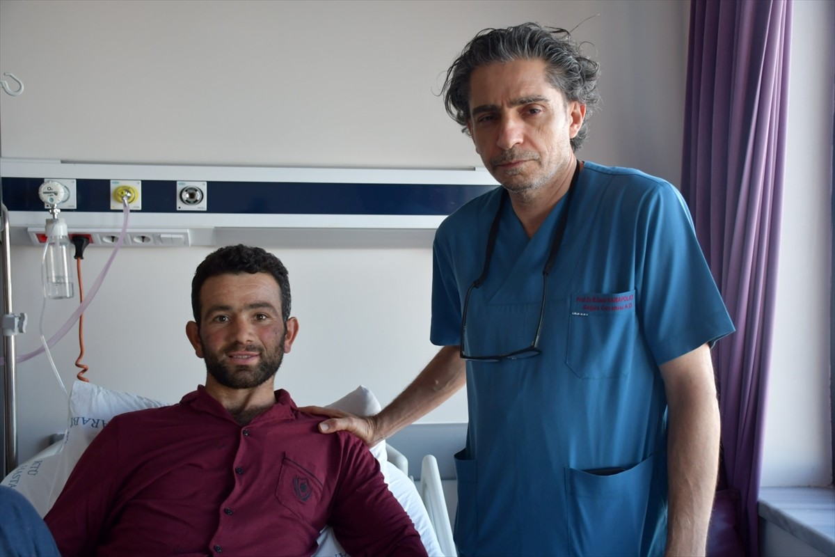 Karadeniz Teknik Üniversitesi (KTÜ) Farabi Hastanesinde göğüs boşluğundan 3,5 kilogram ağırlığında...