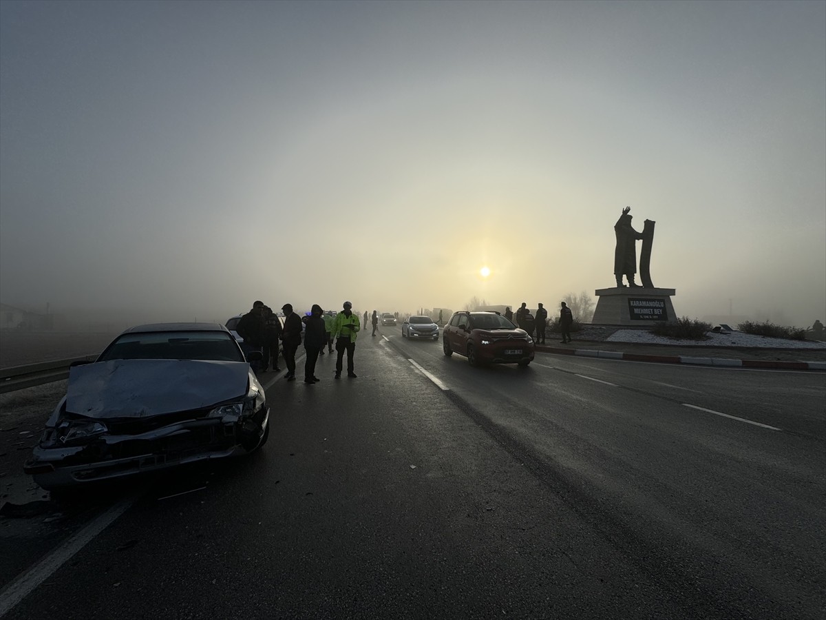 Karaman'da 13 aracın karıştığı zincirleme trafik kazasında 7 kişi yaralandı.