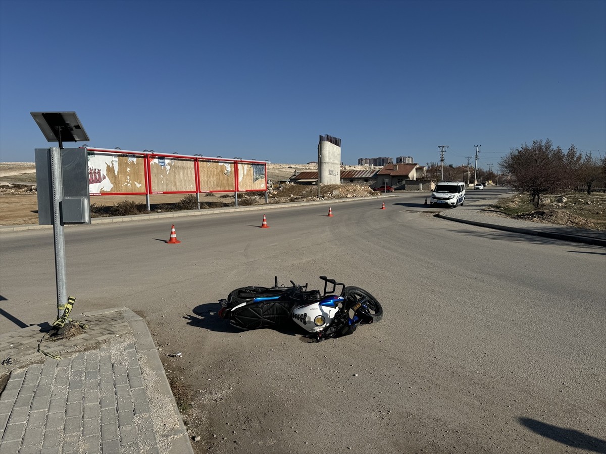 Karaman'da hafif ticari araç ile motosikletin çarpışması sonucu 1 kişi hayatını kaybetti, 1 kişi...