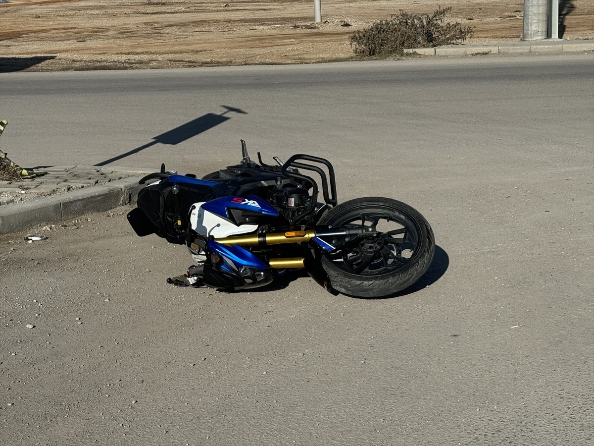 Karaman'da hafif ticari araç ile motosikletin çarpışması sonucu 1 kişi hayatını kaybetti, 1 kişi...