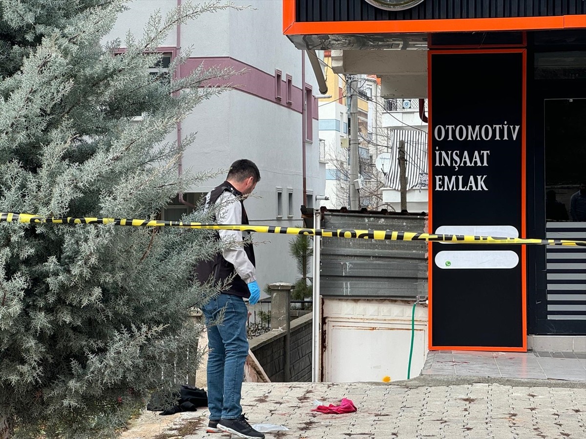 Karaman'da, silahlı saldırıya uğrayan kişi yaşamını yitirdi. Polis ekipleri, olay yerinde...