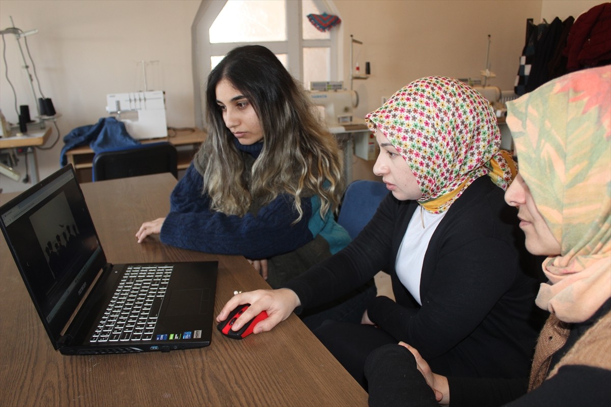 Kars'ın Akyaka ilçesindeki Halk Eğitim Merkezi'nde eğitim alan dikiş nakış kursiyeri kadınlar...