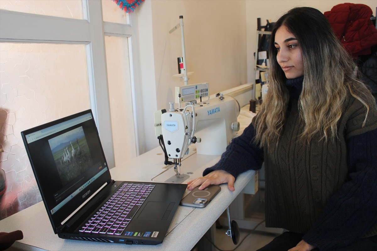 Kars'ın Akyaka ilçesindeki Halk Eğitim Merkezi'nde eğitim alan dikiş nakış kursiyeri kadınlar...