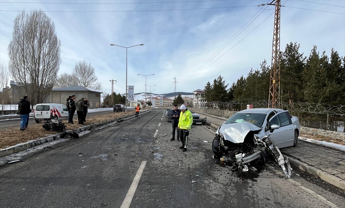Kars'ın Sarıkamış ilçesinde iki otomobilin çarpışması sonucu 3 kişi yaralandı.