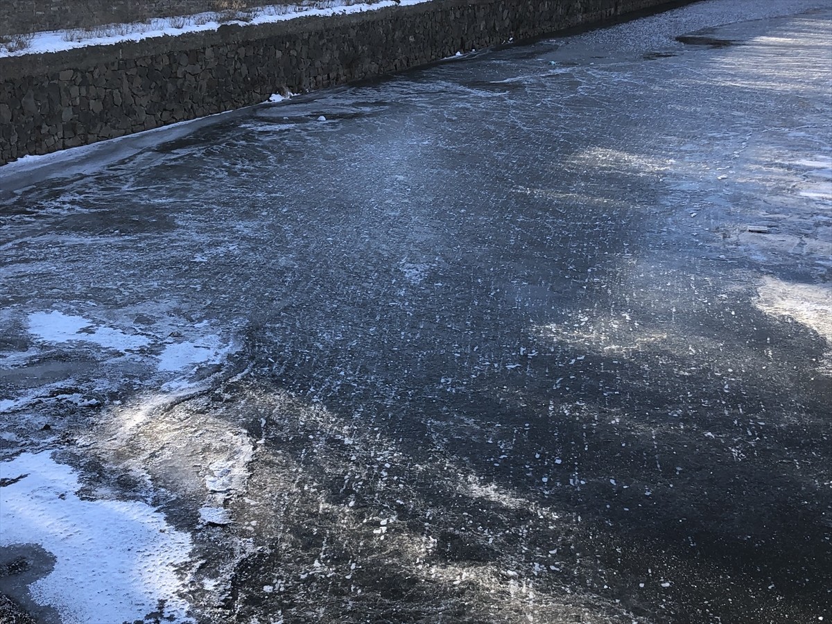 Kars'ta iki gündür aralıklarla devam eden kar, yerini soğuk havaya bıraktı. Soğuk havanın...