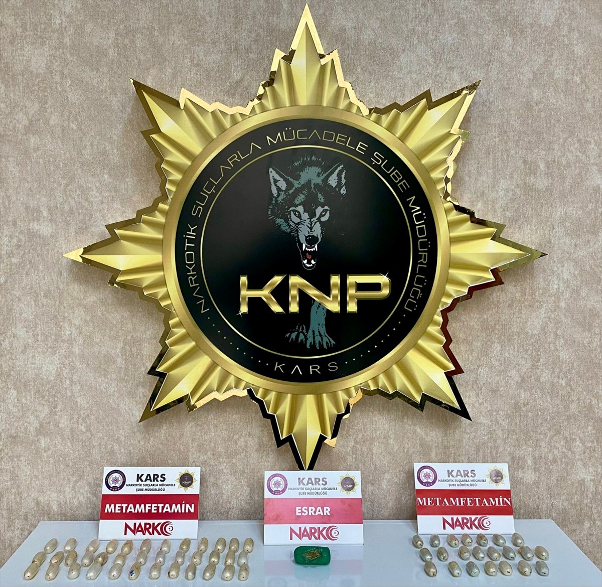 Kars'ta, mide ve bağırsaklarında sentetik uyuşturucu ile esrar bulunan İran uyruklu 3 kişi...