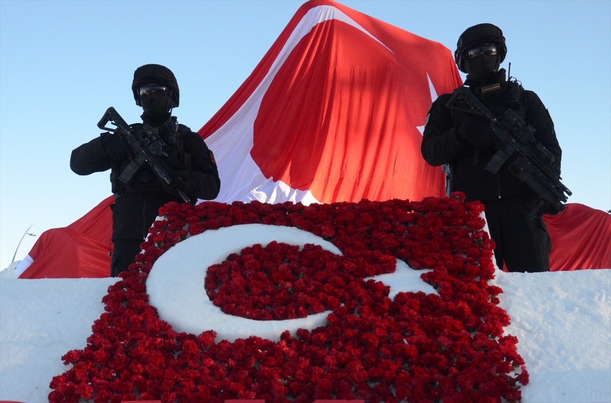 Kars'ta Sarıkamış Şehitleri'ni anma programı kapsamında yapılan "Kardan Heykeller Sergisi'nin"...