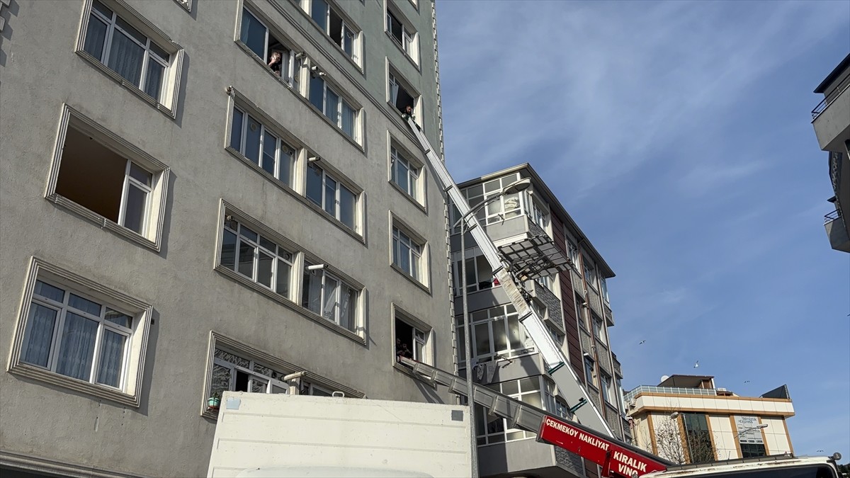 Kartal'da bitişiğinde yürütülen inşaat çalışması sırasında çatlaklar oluşan 7 katlı bina tahliye...