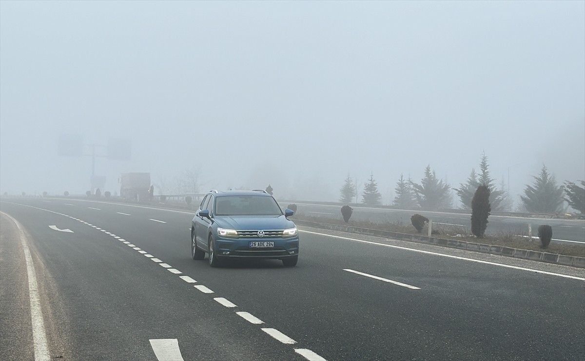 Kastamonu-Ankara kara yolu ile İstanbul yolu mevkisinde sis etkisini sürdürüyor. Bölgedeki sis...