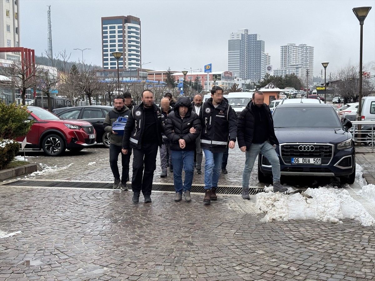 Kastamonu merkezli 3 ilde eş zamanlı düzenlenen nitelikli dolandırıcılık operasyonunda gözaltına...