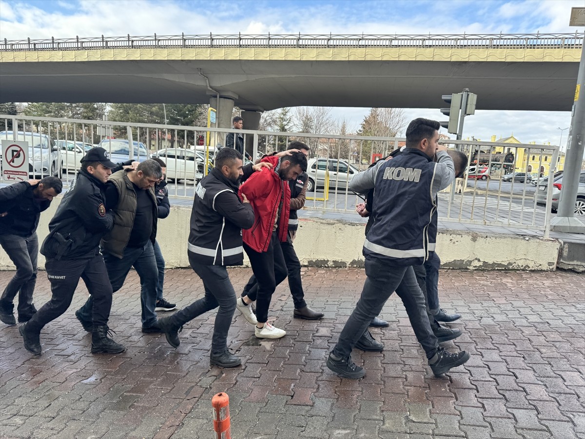 Kayseri'de organize suç örgütüne yönelik "Hücre-6" operasyonunda yakalanan 19 şüpheliden 13'ü...