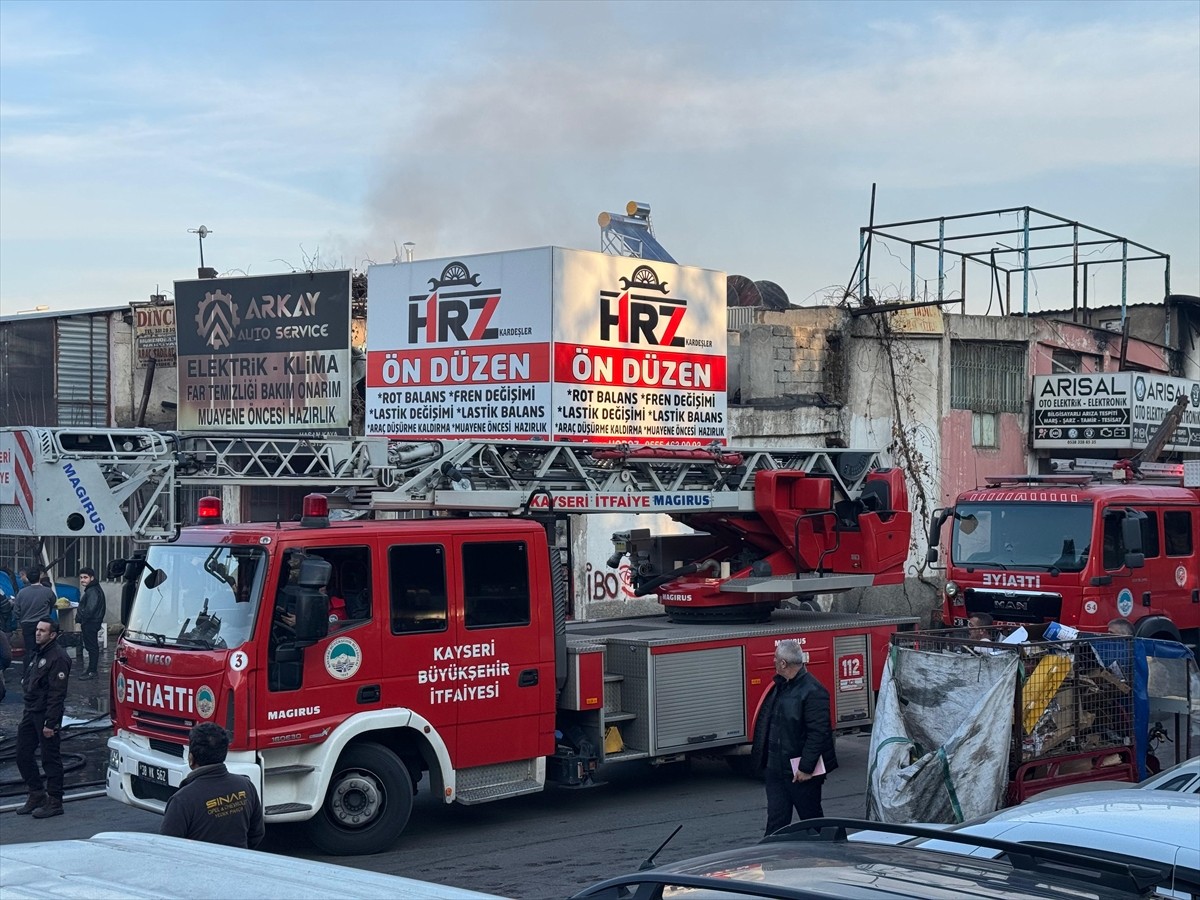 Kayseri'de oto tamirhanesinin çatısında çıkan yangın, itfaiyenin müdahalesiyle...