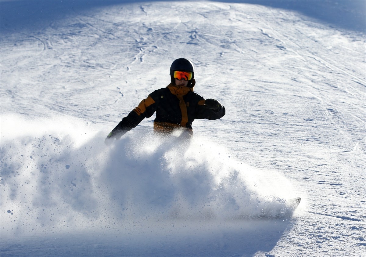 Kayseri'de yaşayan snowboard sporcusu 13 yaşındaki Sümeyye Yaren Güneş ve 14 yaşındaki Orhun...