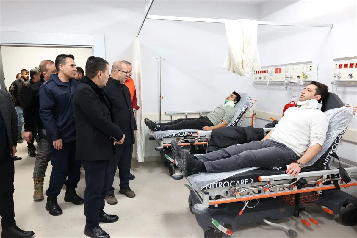 Kayseri'nin Bünyan ilçesinde otomobille minibüsün çarpışması sonucu 5'i öğrenci 10 kişi yaralandı....