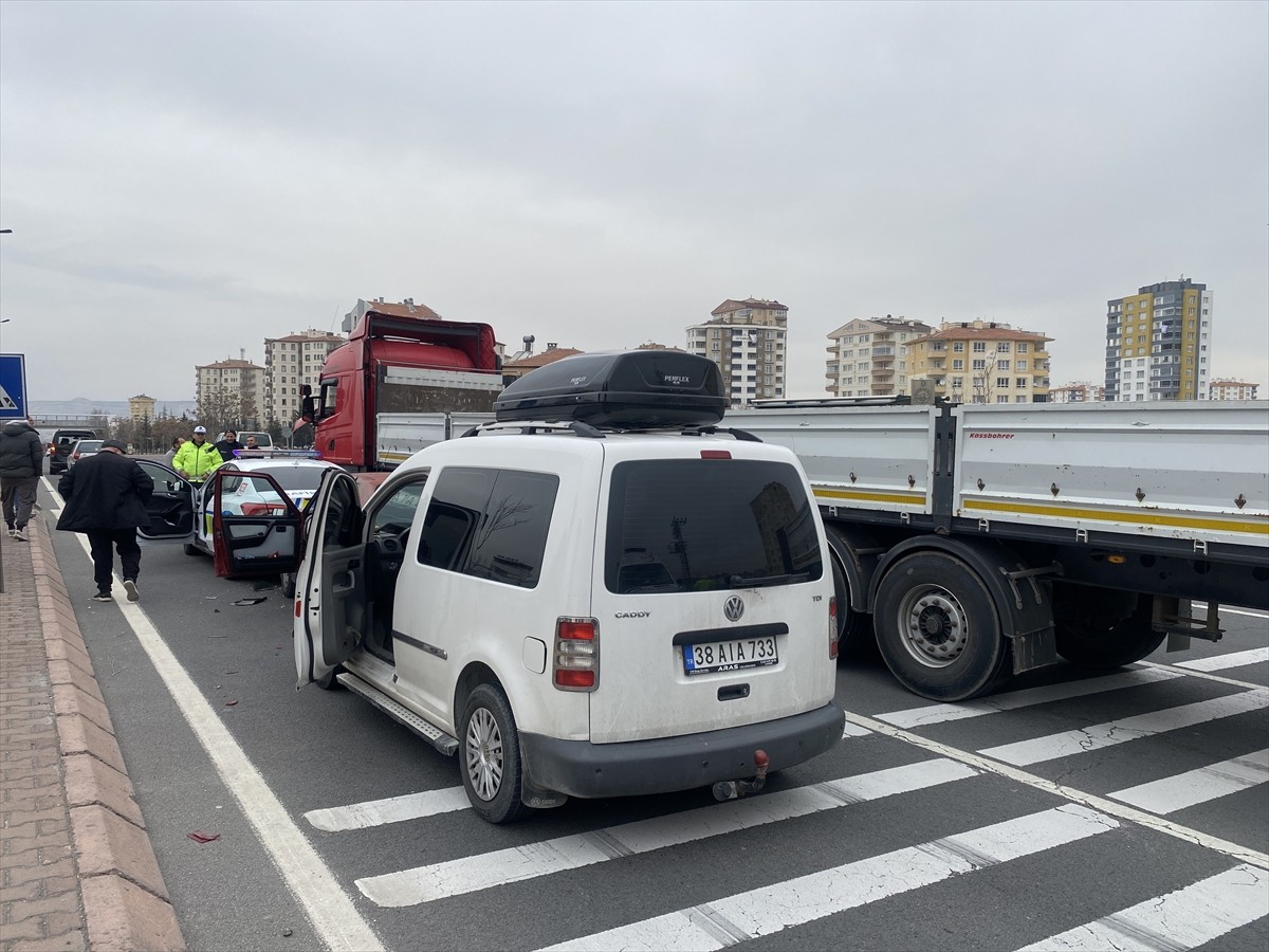 Kayseri'nin Melikgazi ilçesinde 5 aracın karıştığı zincirleme trafik kazasında yaralanan 2 kişi...