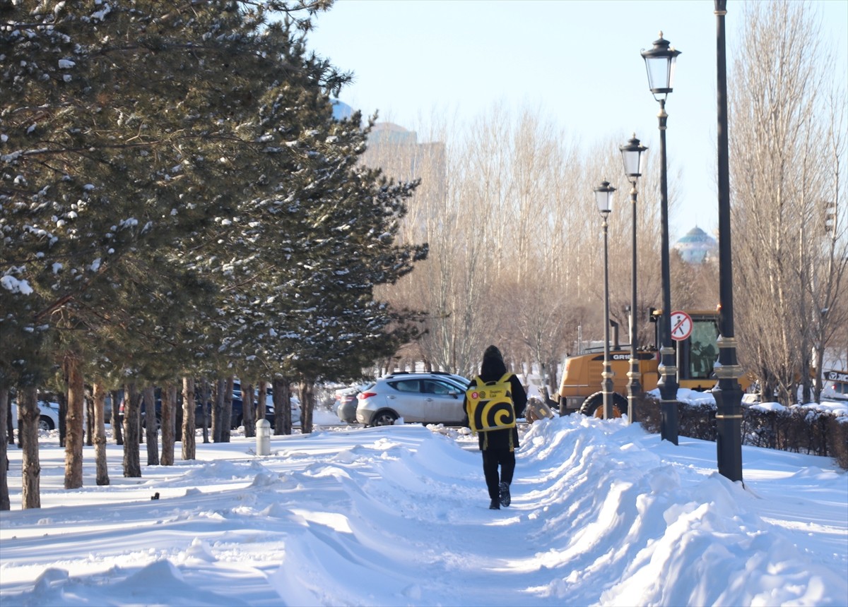 Kazakistan'ın başkenti Astana'da hissedilen hava sıcaklığı eksi 30'lara kadar düşmesine rağmen...