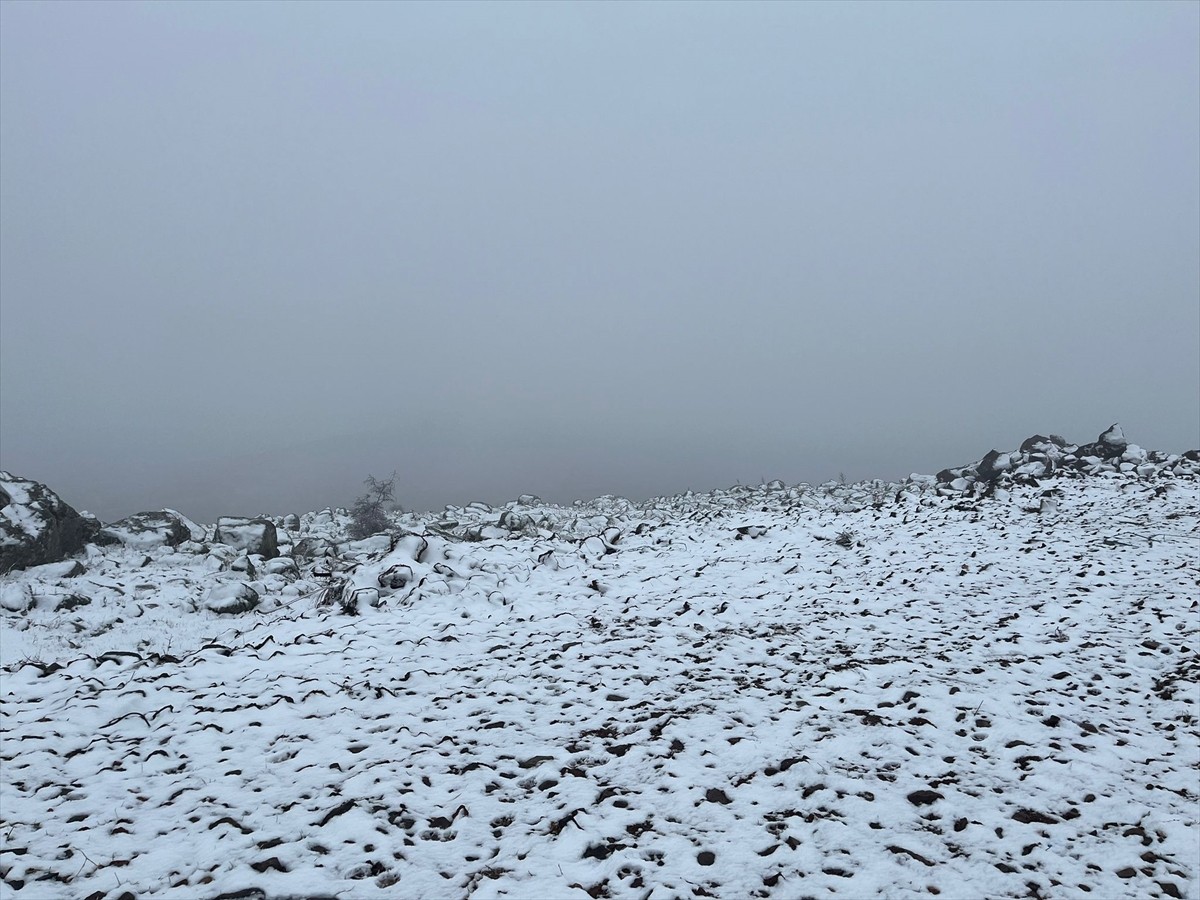 Kilis'in yüksek kesimlerinde kar yağışı etkili oldu.