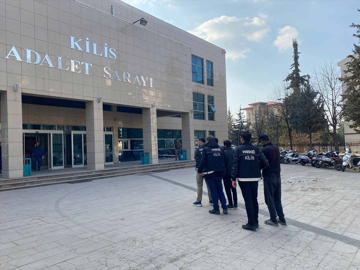 Kilis'te uyuşturucu operasyonunda gözaltına alınan 3 zanlı tutuklandı. Ekipler, Ekrem Çetin...