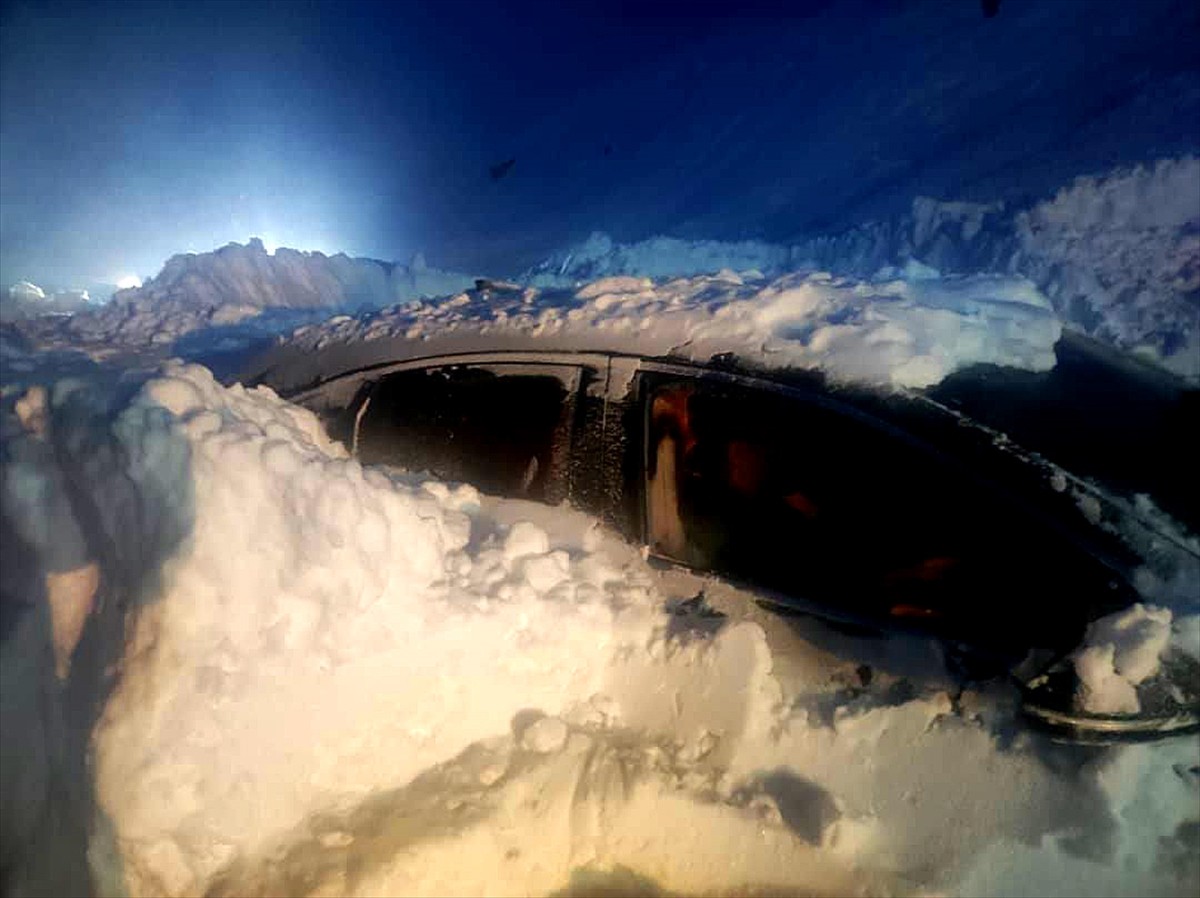 Kırgızistan'ın güneyi ile kuzeyini birbirine bağlayan Bişkek-Oş kara yolunda 4 araç çığ altında...