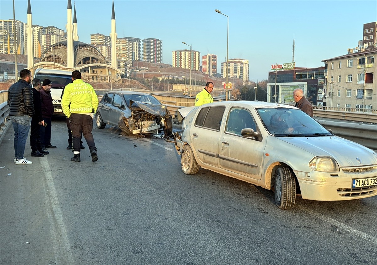 Kırıkkale'de 3 aracın karıştığı trafik kazasında yaralanan 6 kişi tedavi altına alındı. İhbar...