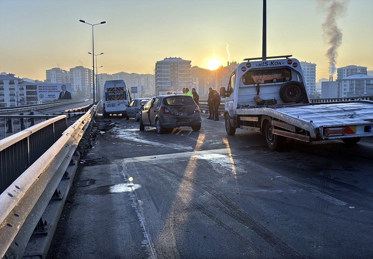 Kırıkkale'de 3 aracın karıştığı trafik kazasında yaralanan 6 kişi tedavi altına alındı. İhbar...