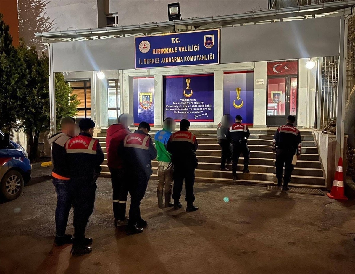 Kırıkkale'de hayvan hırsızlığı yaptıkları iddiasıyla gözaltına alınan 4 zanlı...