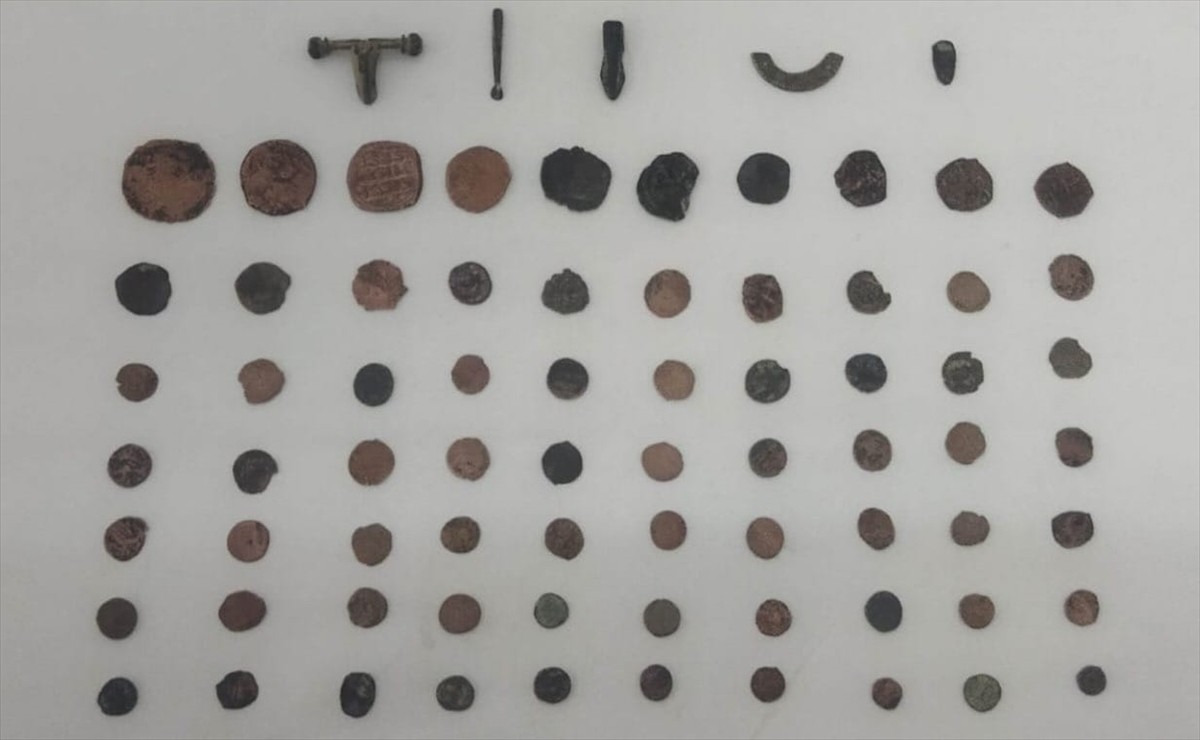 Kırıkkale'de jandarma ekiplerince tarihi nitelikte olduğu değerlendirilen 80 sikke ve 5 obje ele...